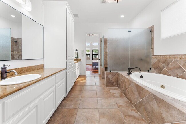 Building Photo - Elevated Executive Living in Lake Forest