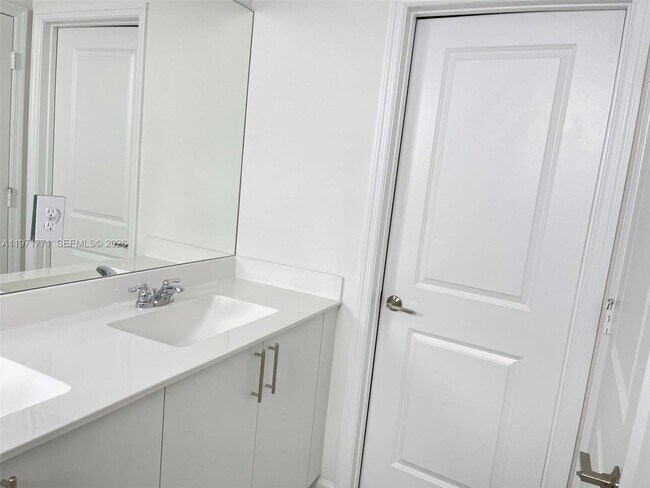 Building Photo - 1427 SE 7th Ter