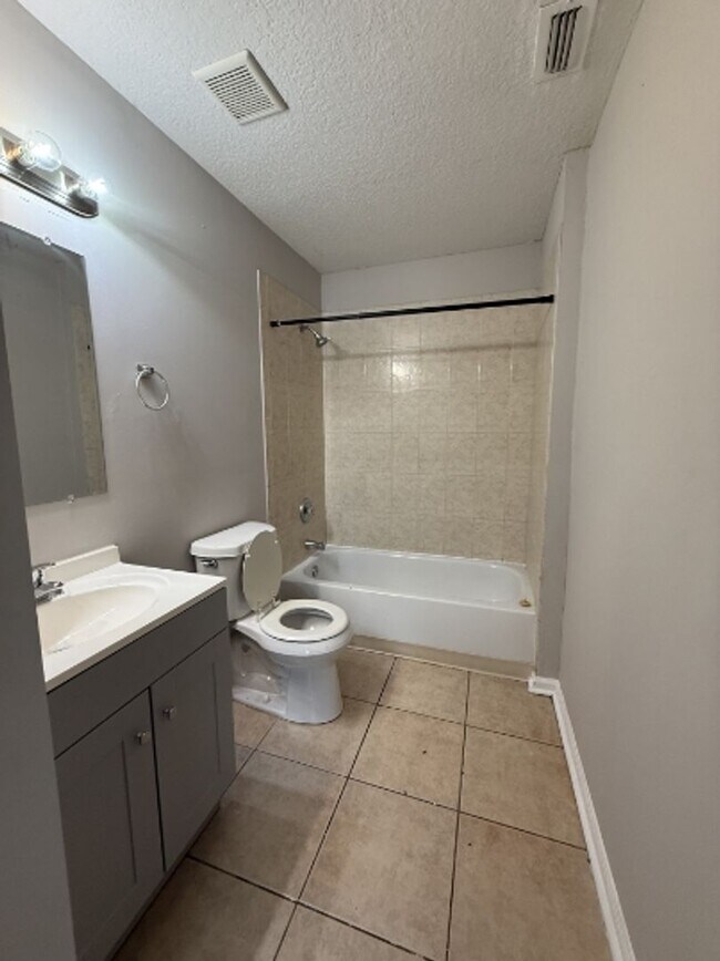 Building Photo - Beautiful 3 Bedroom 2 Bath House with New ...