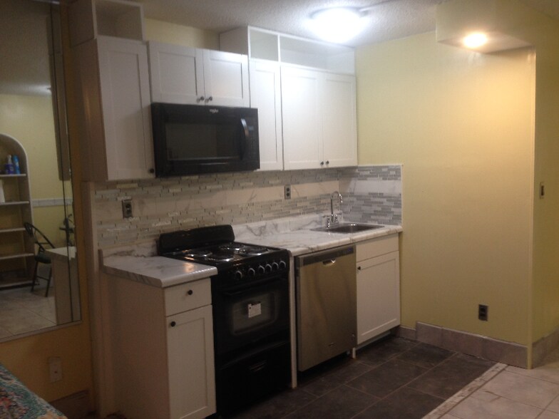 Building Photo - 8817 Thomas Dr