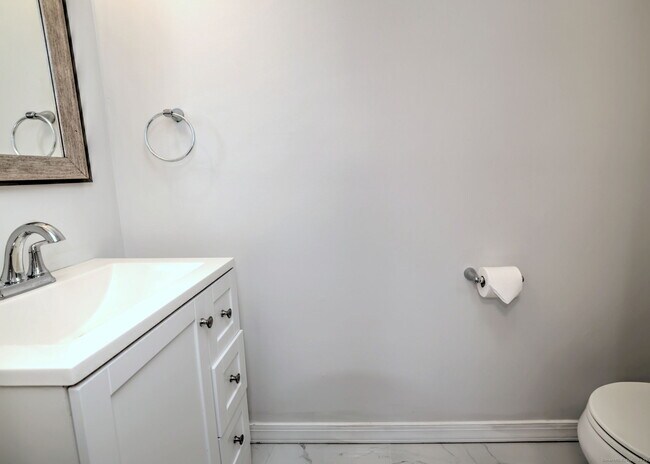 Building Photo - 245 Sunnyridge Ave