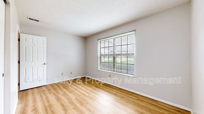 Building Photo - 12024 W Cross Dr