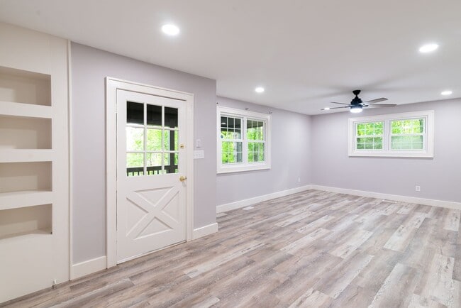 Building Photo - 3 Bedroom 2 Bath beautiful newly remodeled...