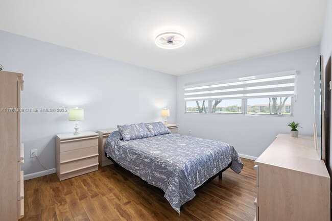 Building Photo - 550 SW 138th Ave