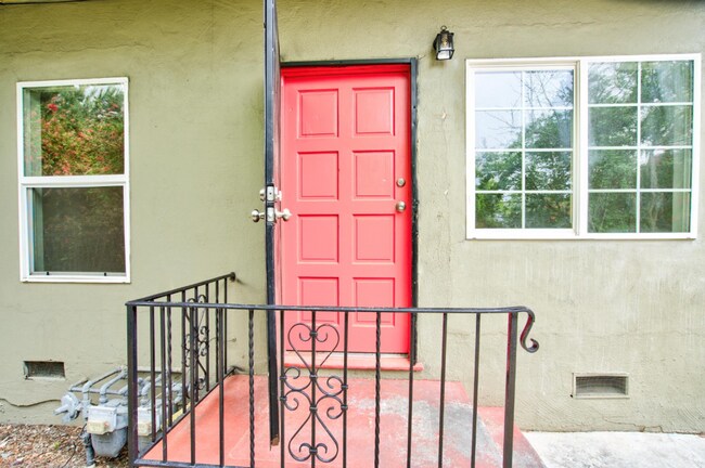 Building Photo - Newly Updated Oakland 3-Bed: Off-Street Pa...