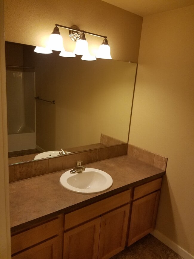 Building Photo - Beautiful Townhome in perfect location, only minutes from I-5