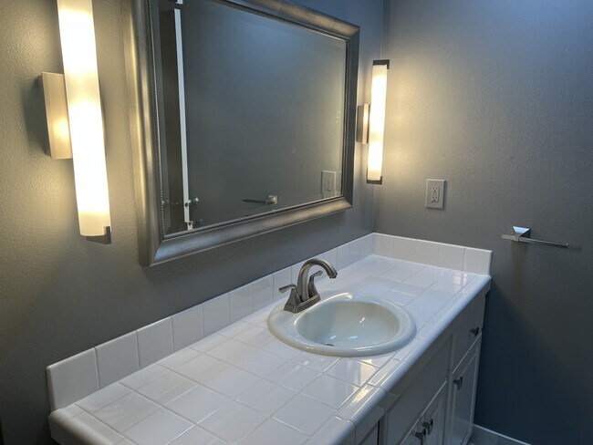 Building Photo - 11820 NW Marylee Ct