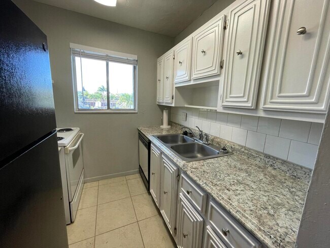 Building Photo - 306 E Ocean Ave