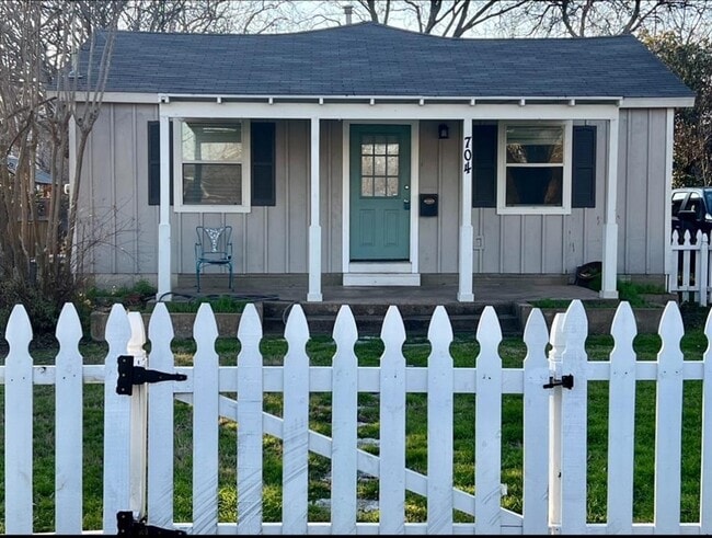 Primary Photo - 704 Jefferson St