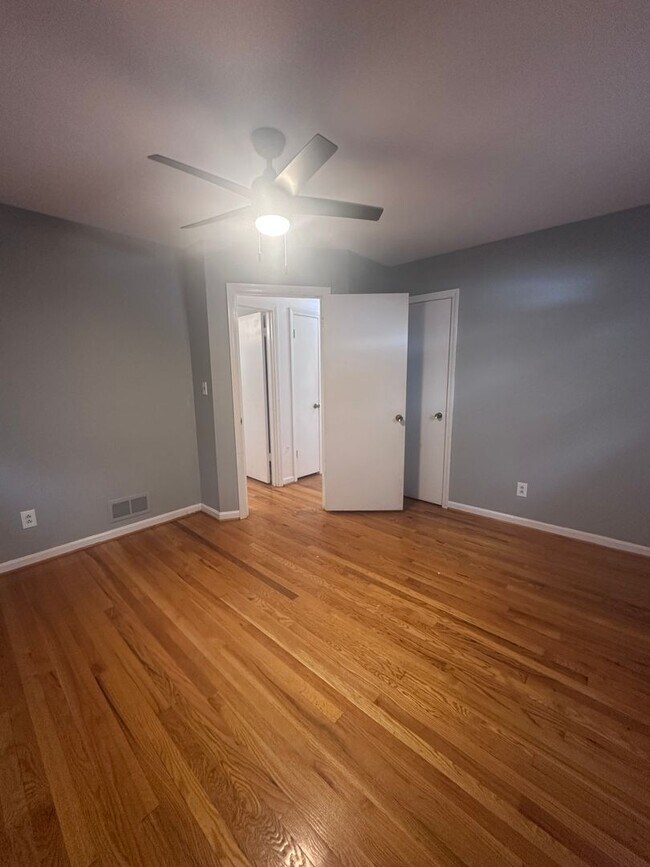 Building Photo - 3 bed, 2 full bath House in 40218 - $2,000/month