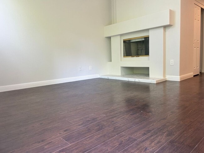 Building Photo - 5 Mistral