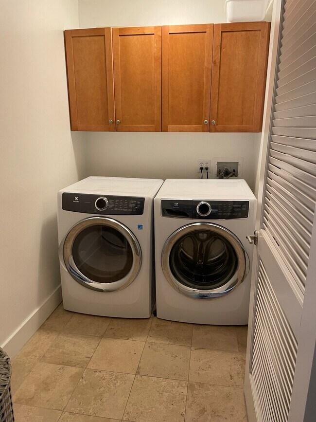 Building Photo - 1951 N Beachwood Dr