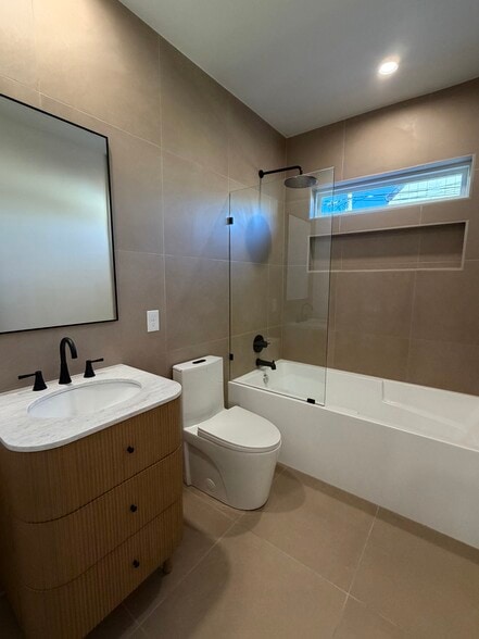 Building Photo - 1345 W 67th St