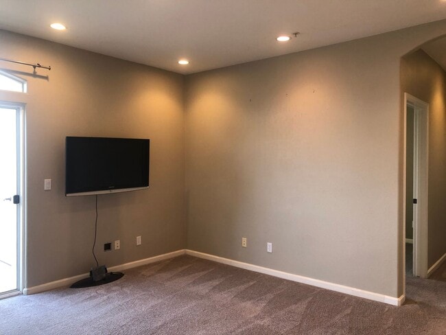 Building Photo - 610 Sunrise Dr