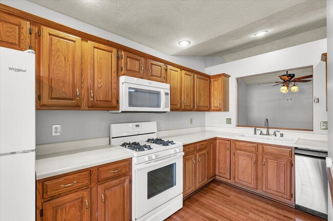 Building Photo - Luxurious & Expansive Duplex in Prime East Bloomington – Your Next Home Awaits!