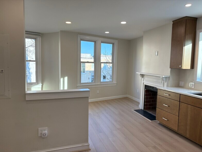 Sunlit, treetop views - 1514 31st St NW