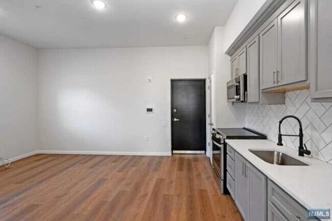 Building Photo - 72 Burroughs Pl