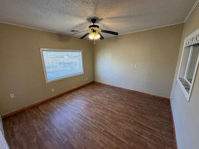 Building Photo - 3 bed 2 bath 1 car carport, new paint, wood floors, ready for move in!