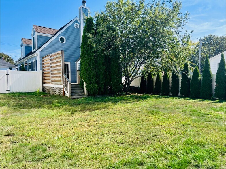Building Photo - 18 Acadia Ave