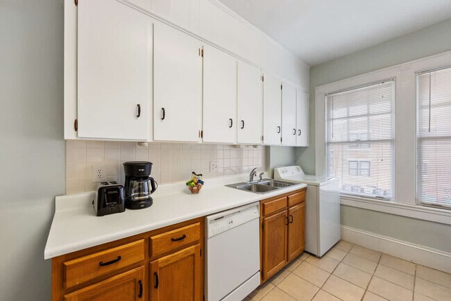 Building Photo - 536 Hawthorne Ln