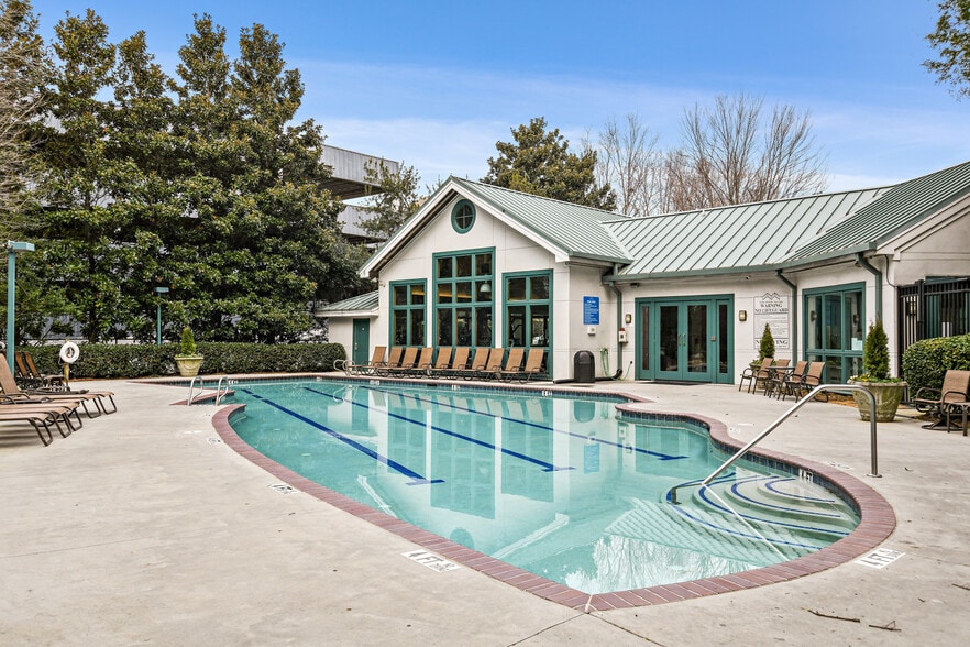 Pool - 2870 Pharr Court South NW