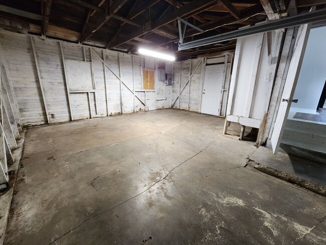 Building Photo - Spacious 2-Bedroom, 1-Bathroom Home AVAILA...