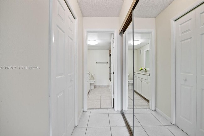 Building Photo - 303 Racquet Club Rd