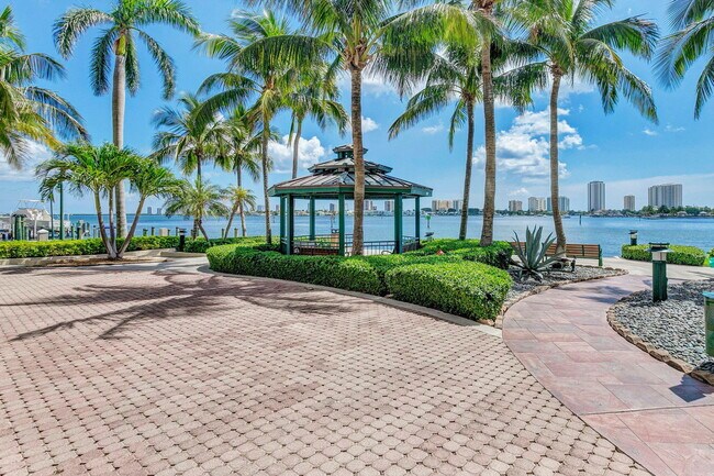 Building Photo - 2650 Lake Shore Dr