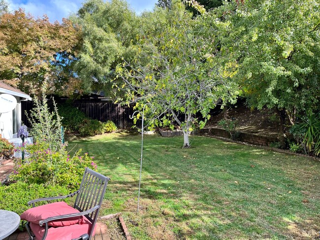 Building Photo - Clean 3 Bedroom , 2 Bathroom 1661 sqft. Br...