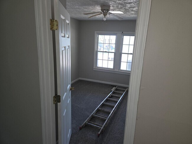 Building Photo - 1008 E Kirby Ave