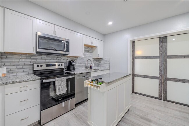 Building Photo - ANNUAL RENTAL - 3 Bed, 2 Bath Fully Furnished Home