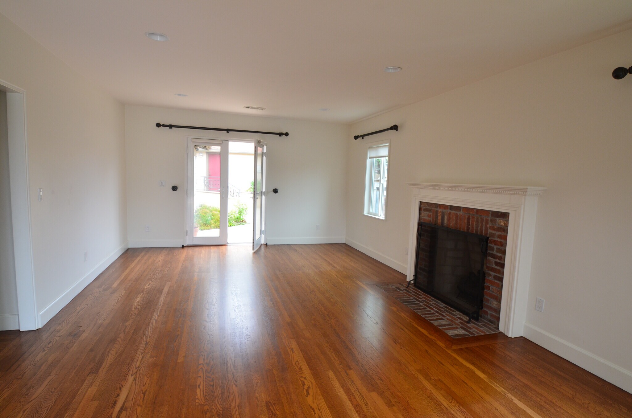 Building Photo - 7033 Draper Ave