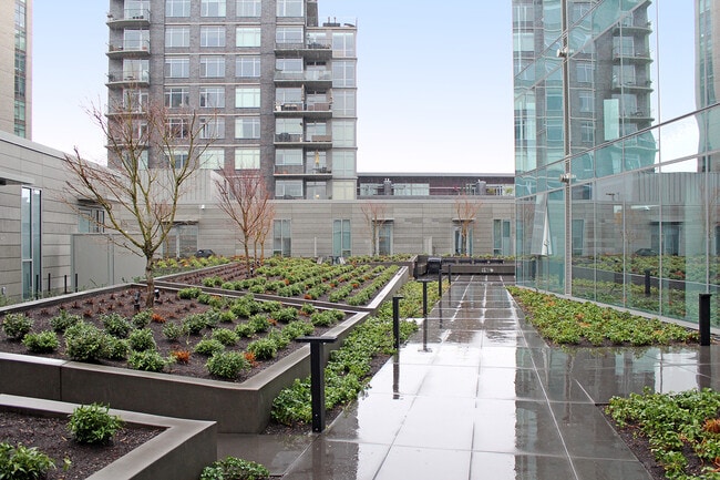 Building Photo - Unrivaled Cosmopolitan Condo w/Breathtaking City & River Views