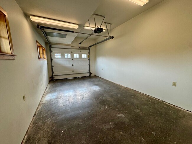 Building Photo - Single-Level 2BD/2BA in Face Rock Village – Bandon Beach Living Awaits