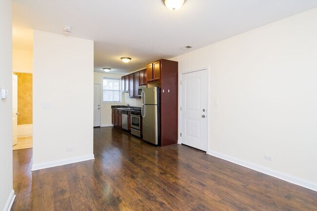 Building Photo - 4715 W Cornelia Ave