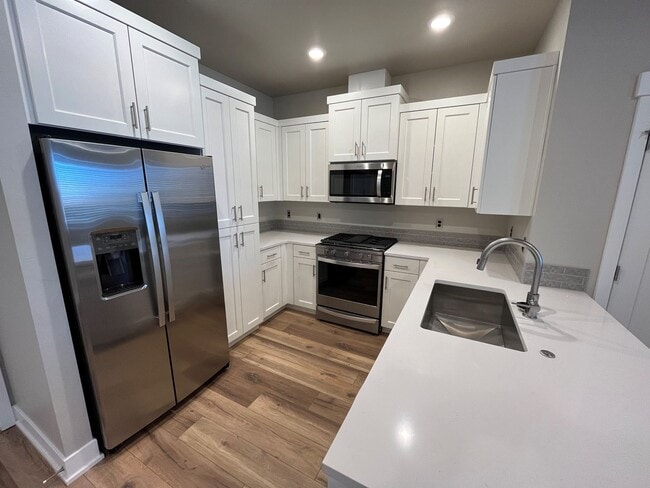 Building Photo - Community Pool and Fitness Center! 3 Bed/2...