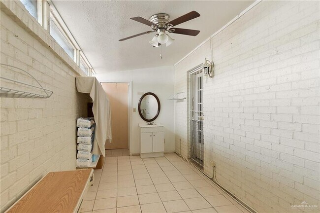 Building Photo - 10 Marinel Ln