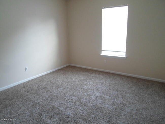 Building Photo - "Charming 2-Bed, 2-Bath Gem with Cozy Comf...