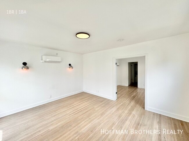 Building Photo - 328 N Kingsley Dr
