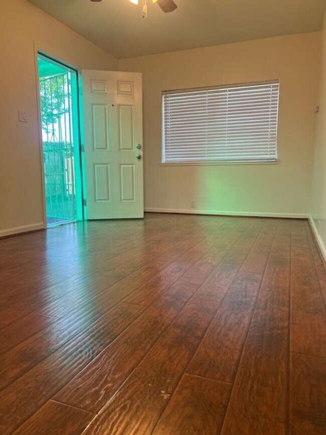 Building Photo - CUTE CHARMING COTTAGE with Off Street Parking & Private Laundry, set back off street with private...