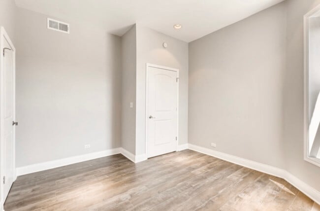 Building Photo - 4514 S Calumet Ave