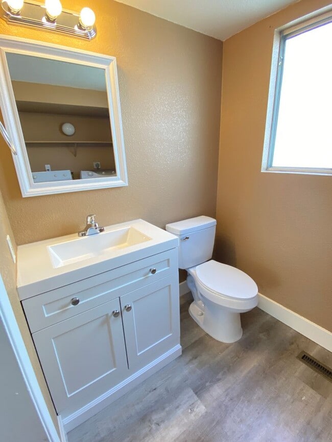 Building Photo - 3-bed, 2-bath, 2-car.  convenient location