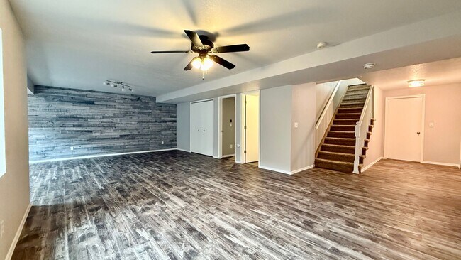 Building Photo - Move in ready home on Hollandale