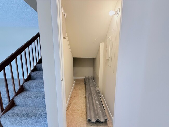 Building Photo - 810 8th Way