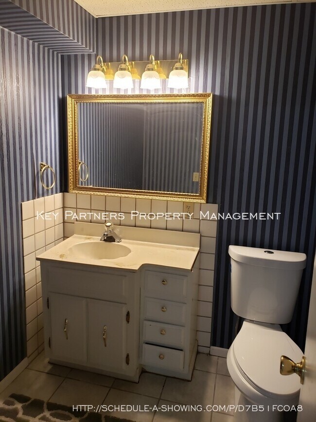 Building Photo - 8620 W 117th - SPACIOUS and Updated!