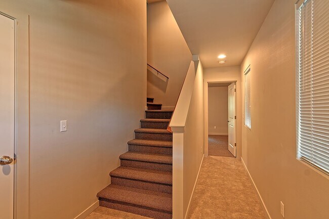 Building Photo - Available NOW! 4-Bedroom End-Unit Townhome Near Silver Lake