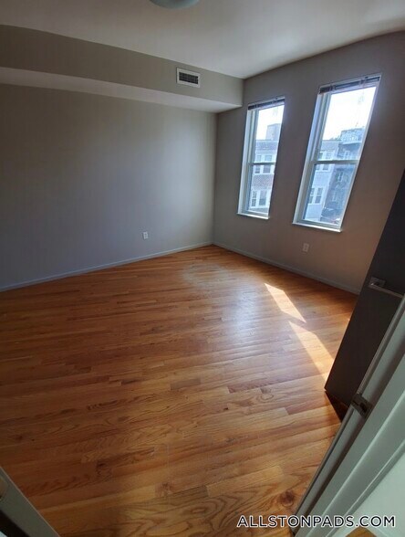 Building Photo - 57 Glenville Ave