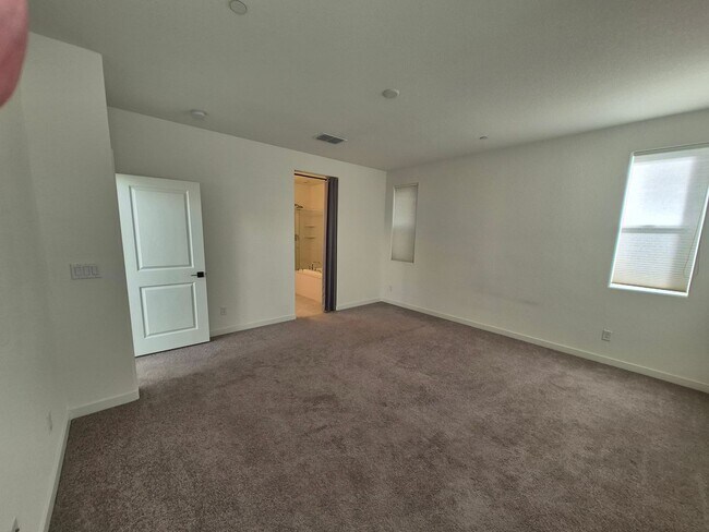 Building Photo - Gorgeous 4 Bedroom 3.5 bath with loft