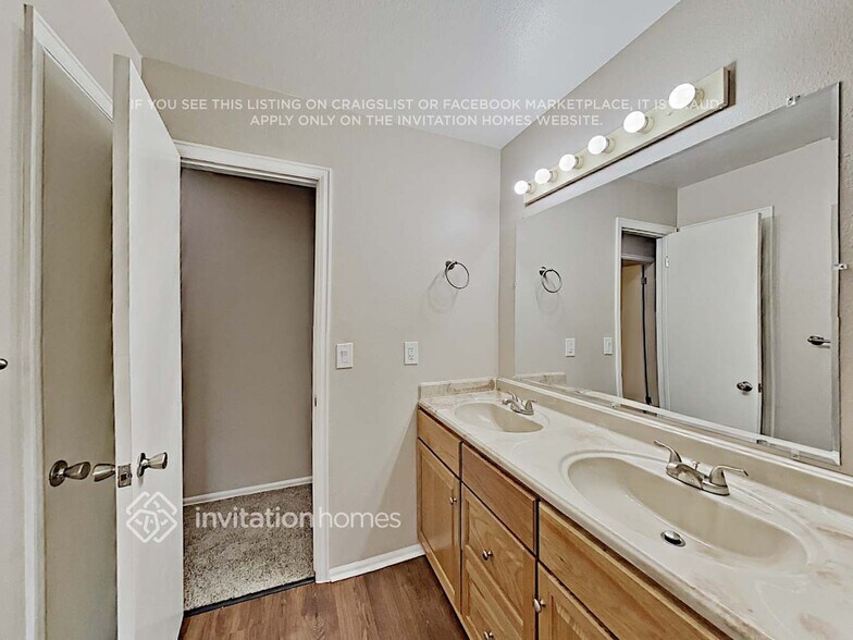 Building Photo - 11269 E Center Ave