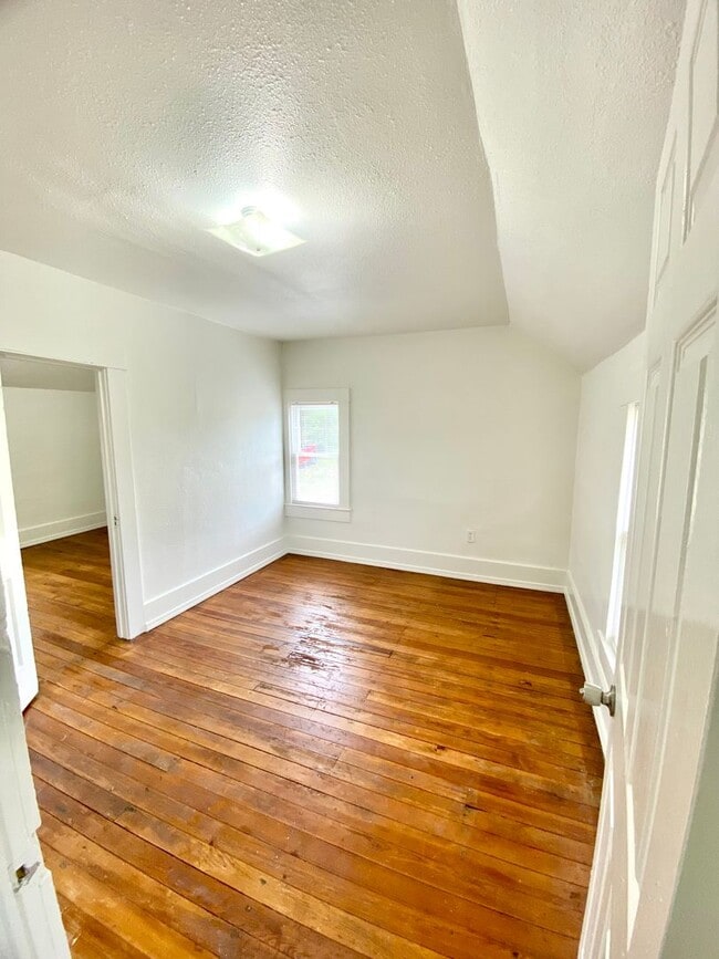 Building Photo - Four bed/1 Bath House Close to Down Town D...